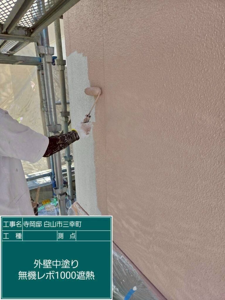 中塗りは、上塗りの仕上がりを安定させるとともに、塗膜に必要な厚みを確保するための工程です。下塗りだけで終わらせず、仕上げ塗装につなげることで外壁全体を整えていきます。
